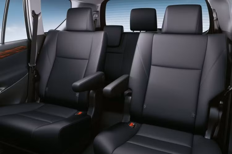 Về mặt an toàn, tất cả các biến thể Innova đều được trang bị 7 túi khí, VSC, kiểm soát độ bám đường, ABS với EBD và hỗ trợ phanh, hỗ trợ khởi hành ngang dốc và cảm biến đỗ xe trước/sau. Riêng biến thể 2.0G và 2.0X đi kèm màn hình điểm mù và cảnh báo xe cắt ngang phía sau. Tuy nhiên, cần lưu ý rằng Innova không có phanh khẩn cấp tự động (AEB).