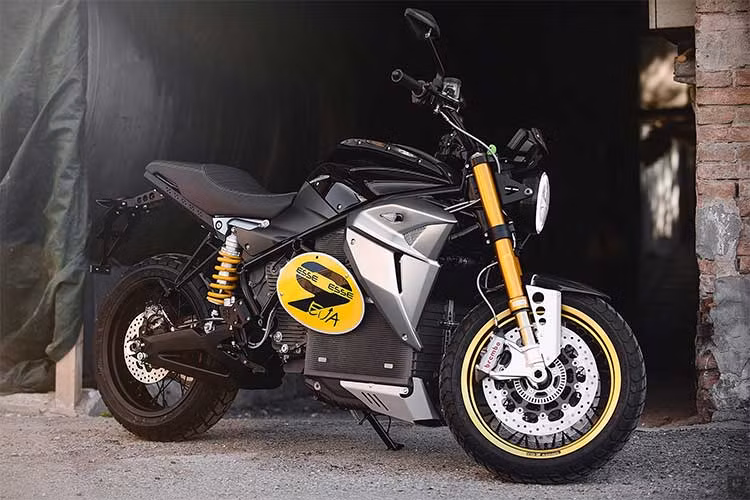 Energica, nhà sản xuất môtô điện từ Ý, vừa trình làng mẫu môtô điện Eva EsseEsse9 tại Mỹ. Đây là mẫu xe môtô điện đầu tiên của hãng theo phong cách retro hoài cổ vẫn đang chiếm lĩnh thị trường hiện nay.