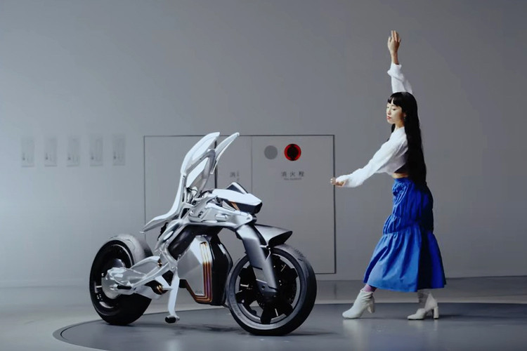 Thậm chí Yamaha Motoroid có thể khiêu vũ với người đẹph, khi vũ công biểu diễn các điệu nhảy lắc hông và Motoroid cũng có thể uốn eo theo được với những động tác khó rất đẹp mắt.