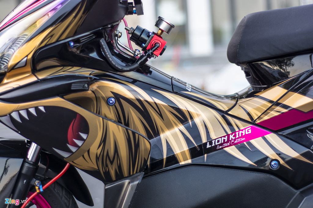 Để chiếc xe trở nên đặc biệt, chủ nhân đã trang bị cho bản độ này bộ tem họa tiết ''Vua sư tử'' với tông màu khá tương phản: đen - vàng - hồng.