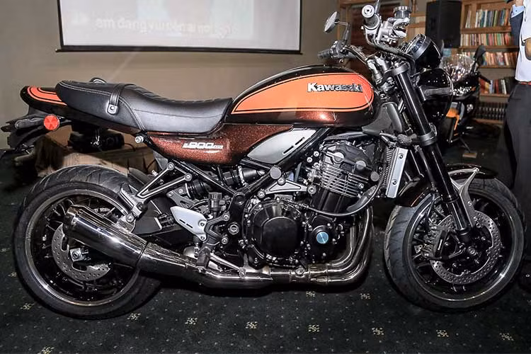 Cuối tháng 10/2017 vừa qua tại triển lãm Tokyo Motor Show 2017, hãng xe máy Kawasaki đã "trình làng" mẫu xe môtô Kawasaki Z900RS hoàn toàn mới được lấy cảm hứng từ dòng Z1 đình đám thập niên 70. Mới đây, mẫu xe mới này đã chính thức góp mặt tại thị trường Việt Nam để chinh phục khách hàng đam mê dòng xe hoài cổ.