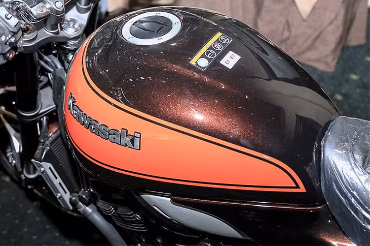 Xe sở hữu bộ khung sườn được chia sẻ từ "đàn anh" RS cùng bộ vỏ tối giản. Bình xăng xe thiết kế hình giọt nước với dung tích 17 lít, phù hợp với đường trường. Nếu đổ đầy bình, xe có thể chạy khoảng 300 km. Khối lượng khô của Kawasaki Z900 RS 2018 vào khoảng 214 kg.