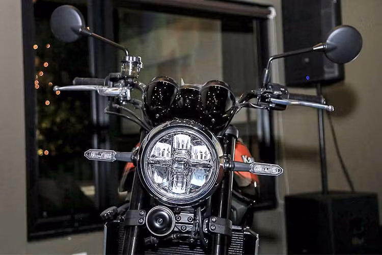 Đúng như tên gọi, Z900 RS mang kiểu dáng café racer đậm chất cổ điển nhưng không hề lỗi thời nhờ những công nghệ hiện đại mà hãng xe máy Kawasaki đã mang đến. Phần đầu xe được trang bị cụm đèn pha tròn với viền mạ chrome theo phong cách hoài cổ nhưng vẫn được trang bị đèn led hiệu năng cao. Xi nhan cũng là đèn dạng led.