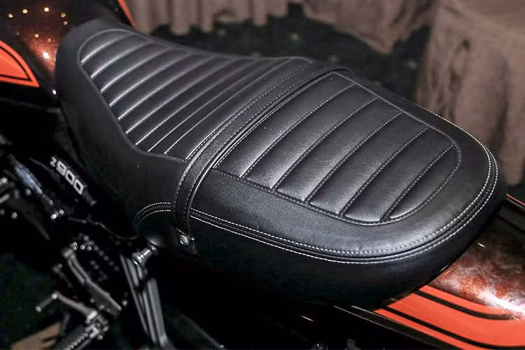 Kích thước dài rộng cao tổng thể của mẫu Z900 RS mới này cũng nhỉnh hơn hẳn so với bản tiêu chuẩn, lần lượt là 2.100 x 865 x 1.150 (mm), chiều dài cơ sở đạt 1.470mm, dài hơn 20mm so với Z900 tiêu chuẩn. Chiều cao yên của phiên bản hoài cổ này cũng cao hơn, ở mức 835mm.