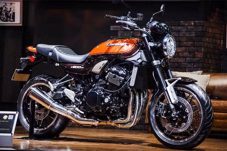 Kawasaki Z900 RS phiên bản 2018 được phân phối chính hãng tại Việt Nam là xe nhập khẩu nguyên chiếc từ Nhật Bản và có mức giá là 399 triệu đồng - tương đương với mẫu naked-bike Z1000 hiện tại. Những đối thủ trực tiếp của Z900RS là Ducati Scrambler, Triumph Bonneville T100 và Yamaha XSR900.