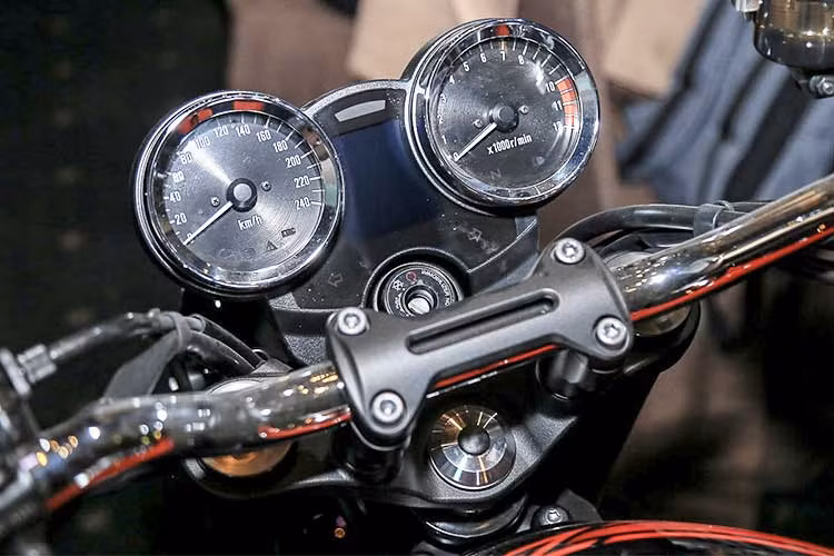 Cụm điều khiển trung tâm thiết kế theo phong cách cổ điển với hai đồng hồ tròn báo tốc độ và chỉ số tua máy. Ngoài ra, xe cũng có màn hình LCD ở giữa để hiển thị các thông số hành trình, điều mà những mẫu xe cổ điển trước đây không có. Các nút bấm trên xe cũng đơn giản, thiết kế giống như các dòng môtô nhà Kawasaki hiện nay.