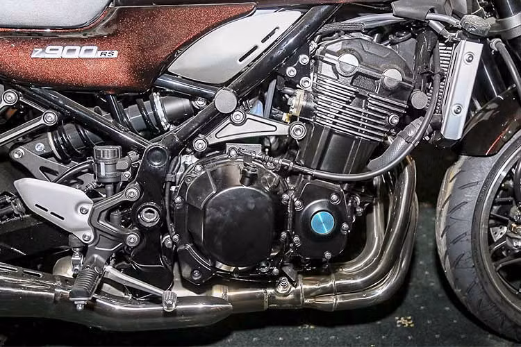 Kawasaki Z900 RS vẫn sử dụng khối động cơ DOHC, 4 xy-lanh, làm mát bằng dung dịch. Tuy nhiên, các kỹ sư Nhật đã tinh chỉnh mạnh hơn so với bản tiêu chuẩn, công suất động cơ sản sinh tối đa đạt 82kW tại 8.500rpm, mô-men xoắn cực đại 98.5Nm tại 6.500rpm, đi kèm là hộp số 06 cấp cùng ly hợp kép ướt.