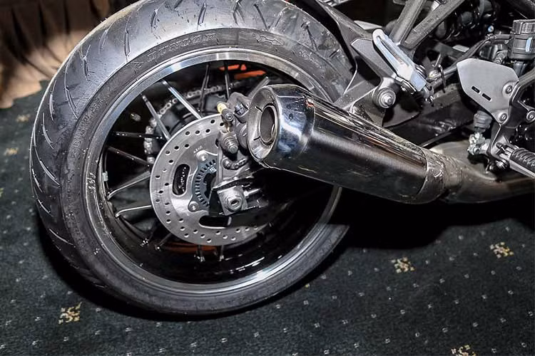 Xe được trang bị cặp mâm dạng nan cỡ 17inch đi kèm lốp 120/70R17 trước và sau là 180/55R17. Phía trước xe được lắp cặp phuộc ngược, độ cứng lò xo cũng giảm xuống để giúp xe êm ái hơn trong những hành trình dài so với những mẫu thể thao khác hiện nay. Phanh trước 4 piston với pad bắt dọc (radial caliper).