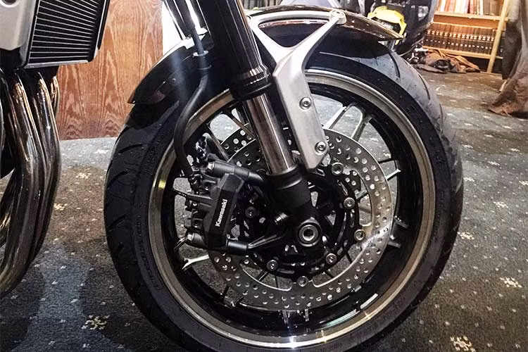 Kawasaki Z900 RS được trang bị cặp phuộc trước upside down và phuộc monoshock sau cùng với khung gầm thể thao và thiết bị hiện đại như phanh ABS trước/sau tương tự như "đàn anh" Z900. Tuy nhiên với ghi đông cao, yên xe thấp,... chiếc xe mang lại tư thế ngồi thoải mái và dễ làm chủ xe hơn.