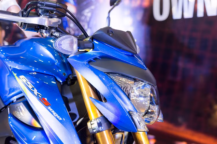 Xe sở hữu ốp đèn pha màu xanh, trùng tông màu với thân xe. Xi nhan trước được đặt lên cao ngay sát với phần đồng hồ báo tốc độ.