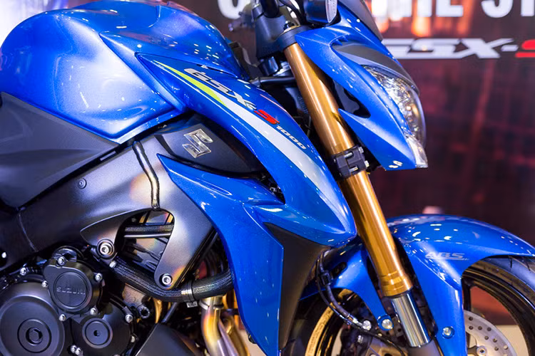 Suzuki GSX-S1000 ABS sở hữu cặp phuộc trước UpSide-Down và 2 thắng đĩa trước, sau với heo Brembo được tích hợp sẵn với hệ thống ABS + Traction Control.