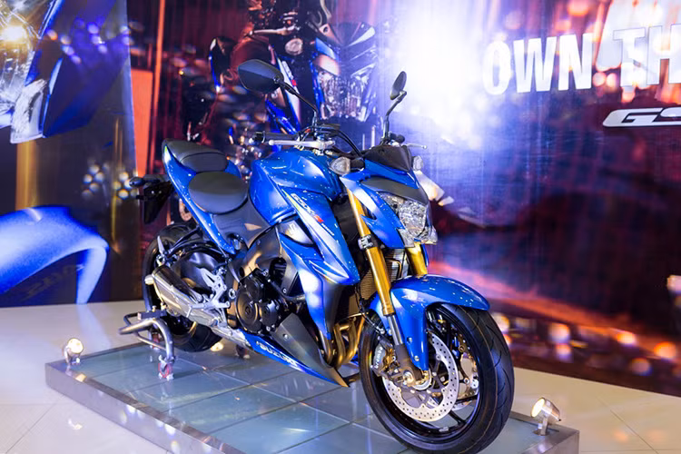  Suzuki GSX-S1000 ABS sở hữu một thiết kế đầy cơ bắp và mạnh mẽ, đúng chất Suzuki. Tuy nhiên điểm đặc biệt nhất ở mẫu xe này chính là khối động cơ 1.000 phân khối được phát triển dựa trên chiếc GSX-R1000 nổi tiếng từ năm 2005 - 2008.