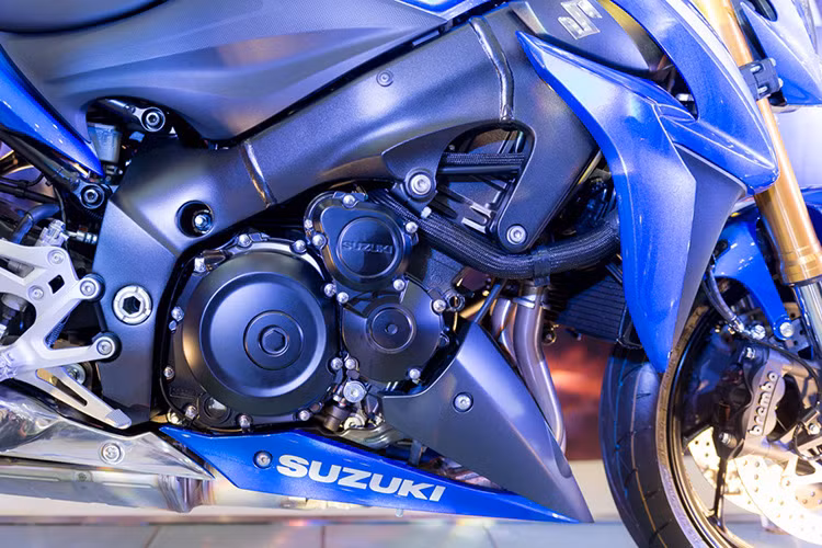 GSX-S1000 ABS sở hữu động cơ 4 xi-lanh, DOHC, dung tích 999 cc, làm mát bằng dung dịch, với trục cam được cải tiến và được trang bị hệ thống bướm ga đôi - cho công suất 145,6 mã lực tại 10.000 vòng/phút và mô-men xoắn cực đại đạt 106 Nm tại 9.500 vòng/phút. đi kèm hộp số 6 cấp.