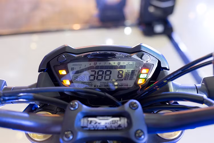 Xe sở hữu bảng đồng hồ với màn hình LCD đơn sắc lớn, sáng, chỉ báo các thông tin khác nhau về xe như đồng hồ, báo tốc, báo tua, nhiệt độ nước làm mát, các chế độ lái...