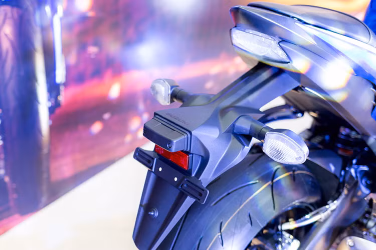 Dè sau của xe kéo dài xuống sát đuôi xe, cụm đèn hậu với đèn báo sáng dạng led cùng hai đèn xi nhan được hạ thấp sát với pad biển số.