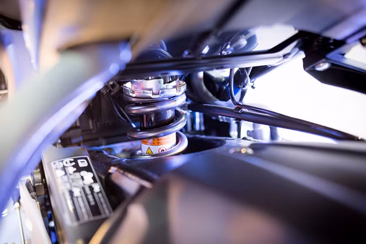 Xe sử dụng cặp phuộc trước upside-down KYB với kích thước 43 mm, phuộc đơn phía sau hiệu Showa. Phuộc trước và sau đều có thể được điều chỉnh độ cao để phù hợp nhất với người lái.