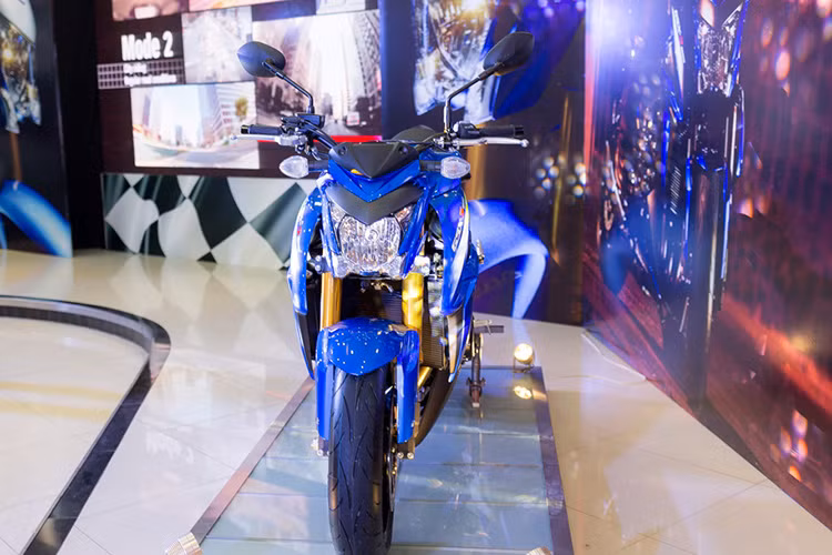 Nếu so với đối thủ “ồn ào” tại Việt Nam là Kawasaki Z1000, Suzuki GSX-S1000 sở hữu thiết kế ngoại hình mềm mại, nhã nhặn hơn nhưng vẫn lôi cuốn với các chi tiết cường tráng vạm vỡ.