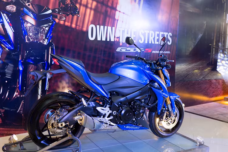 Suzuki GSX-S1000 ABS có kích thước tổng thể là 2.115 x 795 x 1.080 mm, với chiều dài cơ sở đạt 1.460 mm, cùng độ cao yên 815 mm. Trọng lượng ướt của chiếc xe này là 215 kg.