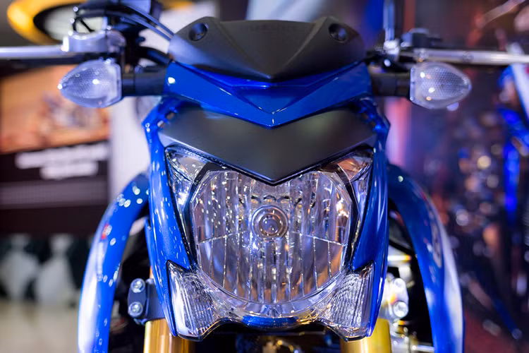 Đèn pha trước có thiết kế to lớn, góc cạnh và đồng thời được tích hợp thẳng 2 đèn demi ở phía dưới. Hai bên thân xe là ốp bình xăng được thiết kế góc cạnh, giúp chiếc xe mạnh mẽ hơn.