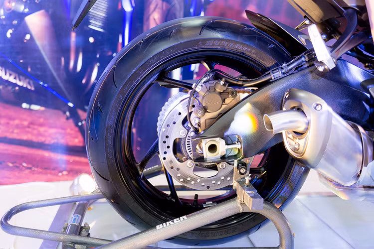 Kích thước lốp (bánh xe) trước 120/70ZR17M/C (58W), tubeless. Bánh sau 190/50ZR17M/C (73W), tubeless. Sử dụng lốp không săm.