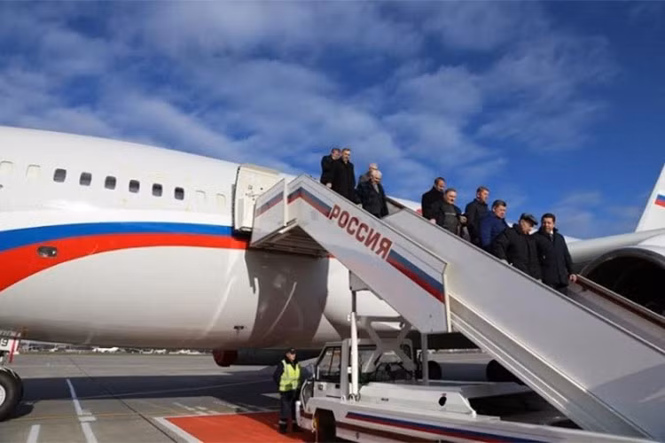 Chuyên cơ IL-96-300PU của Tổng thống Putin được trang bị 4 động cơ phản lực, tốc độ tối đa 900 km/h, trần bay 12 km. Phạm vi hoạt động lên đến 15.000 km với tối đa nhiên liệu, thậm chí có thể tiếp nhiên liệu khi đang bay.