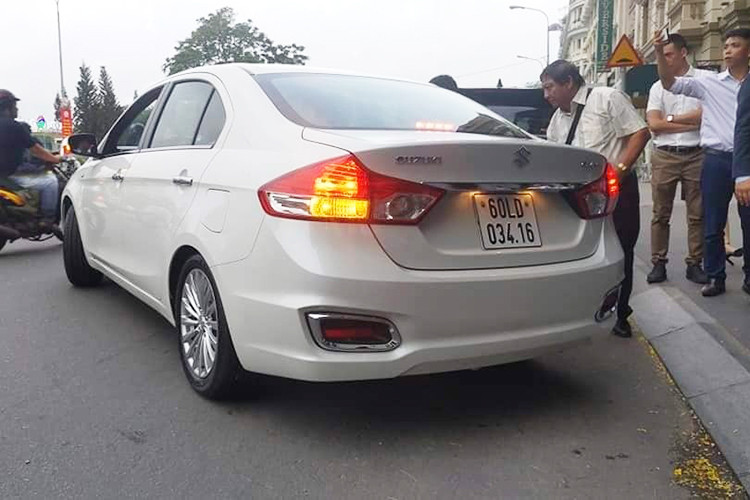 Ở phía sau, đuôi xe có cụm đèn hậu cải tiến mang phong cách thiết kế khá giống với đối thủ Honda City. Trên cản sau mới còn có viền mạ crôm bao quanh đèn phản quang, tạo sự tương đồng với đầu xe nhưng cụm vành hợp kim 16 inch đa chấu của xe không có gì thay đổi so với trước đây.