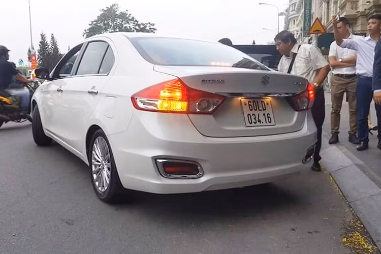 Ở phía sau, đuôi xe có cụm đèn hậu cải tiến mang phong cách thiết kế khá giống với đối thủ Honda City. Trên cản sau mới còn có viền mạ crôm bao quanh đèn phản quang, tạo sự tương đồng với đầu xe nhưng cụm vành hợp kim 16 inch đa chấu của xe không có gì thay đổi so với trước đây.