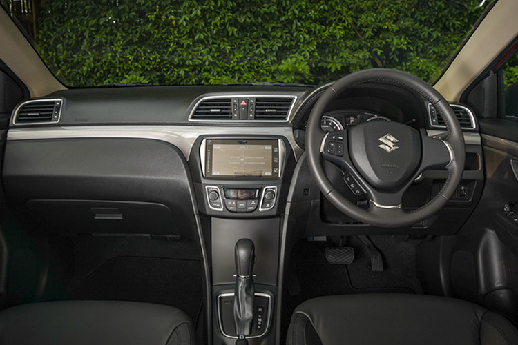 Nội thất bên trong Suzuki Ciaz 2020 cũng không có nhiều thay đổi, thiết kế tổng thể vẫn giữ nguyên mà chỉ làm lại một số chi tiết nhỏ, như cụm đồng hồ mới bắt mắt hơn. Các tiện nghi bao gồm ghế bọc da, phím chỉnh âm lượng và đàm thoại trên tay lái, nút bấm khởi động máy, mở cửa không cần chìa khóa, điều hòa tự động, cửa gió điều hòa hàng ghế sau, màn hình giải trí cảm ứng 7 inch nhưng chưa rõ có hỗ trợ Apple CarPlay/Android Auto như xe ở thị trường Thái Lan hay không.