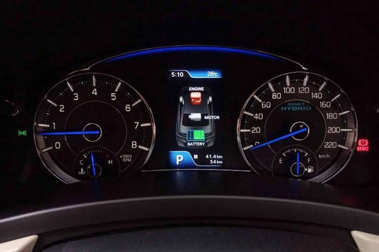 Động cơ Suzuki Ciaz 2020 cũng không có gì thay đổi, vẫn là loại máy xăng dung tích 1.4L, 4 xy-lanh kết hợp với hộp số tự động 4 cấp cho công suất tối đa 91 mã lực và mô-men xoắn cực đại lên đến 130 Nm. Các trang bị an toàn khá cơ bản với hệ thống chống bó cứng phanh ABS, phân bổ lực phanh điện tử EBD, hỗ trợ phanh khẩn cấp và 2 túi khí. Ngoài ra, xe tại Thái Lan còn có 4 cảm biến đỗ xe và camera lùi.