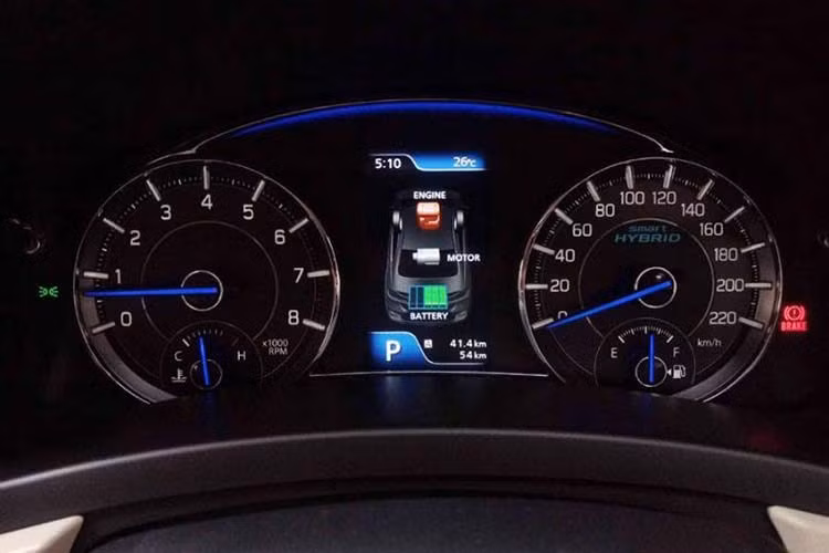 Động cơ Suzuki Ciaz 2020 cũng không có gì thay đổi, vẫn là loại máy xăng dung tích 1.4L, 4 xy-lanh kết hợp với hộp số tự động 4 cấp cho công suất tối đa 91 mã lực và mô-men xoắn cực đại lên đến 130 Nm. Các trang bị an toàn khá cơ bản với hệ thống chống bó cứng phanh ABS, phân bổ lực phanh điện tử EBD, hỗ trợ phanh khẩn cấp và 2 túi khí. Ngoài ra, xe tại Thái Lan còn có 4 cảm biến đỗ xe và camera lùi.