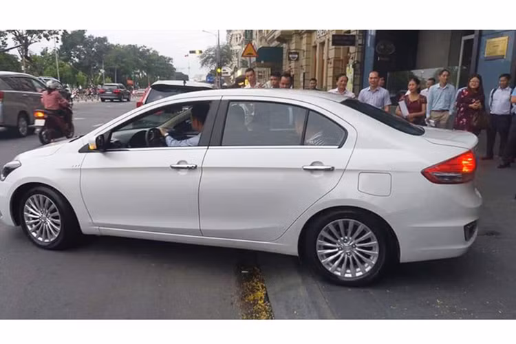 Cụ thể, phần đầu xe giờ đây trong thu hút hơn với lưới tản nhiệt được làm mỏng hơn tràn sang 2 bên nối liền với cụm đèn chiếu sáng trước và có viền trang trí mạ crôm. Phía bên trong, những thanh nan mạ crôm thô dày ở phiên bản cũ được loại bỏ để chuyển sang nan mỏng dạng tầng và sơn đen. Thiết kế cụm đèn trước được giữ nguyên nhưng chuyển từ bóng halogen truyền thống sang bóng LED.