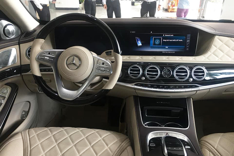 Chiều dài cơ sở của mẫu xe siêu sang Mercedes-Maybach S650 2019 cũng được cải thiện hơn so với bản tiêu chuẩn nhằm mang đến không gian nội thất rộng rãi và đẳng cấp hơn so với trước. Nội thất của Mercedes-Maybach S650 2019 sẽ được ốp gỗ Designo màu nâu bóng hoặc đen bóng tương tự như loại gỗ dùng tạo ra đàn Piano.