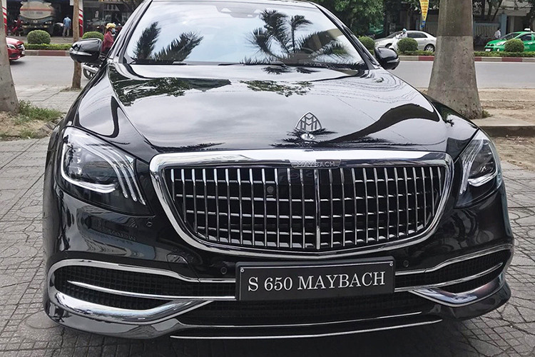 Chiếc xe siêu sang Mercedes-Maybach S650 2019 mới đầu tiên về Việt Nam thuộc bản nâng cấp với sự thay đổi dễ nhận ra nhất chính là lưới tản nhiệt với các thanh nan dọc thay vì nằm ngang như những chiếc Mercedes-Maybach S650 2017 đang lăn bánh tại Việt Nam.