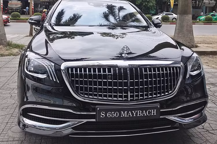 Chiếc xe siêu sang Mercedes-Maybach S650 2019 mới đầu tiên về Việt Nam thuộc bản nâng cấp với sự thay đổi dễ nhận ra nhất chính là lưới tản nhiệt với các thanh nan dọc thay vì nằm ngang như những chiếc Mercedes-Maybach S650 2017 đang lăn bánh tại Việt Nam.
