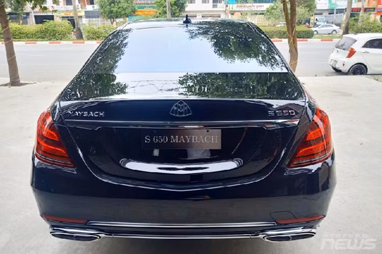 Một chi tiết cũng khá thú vị trên chiếc xe siêu sang Mercedes-Maybach S650 2019 đầu tiên về Việt Nam chính là logo "ngôi sao ba cánh" trước và sau xe quen thuộc đã được thay thế bằng logo 2 chữ M lồng vào nhau của thương hiệu xe Maybach. Đây là cách độ khá quen thuộc trên các dòng xe Mercedes-Maybach S-Class tại Việt Nam.
