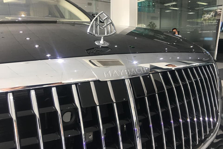 Hãng xe sang đến từ Đức đã sử dụng đến 25 thanh nan dọc mạ crôm để tạo ra cho chiếc xe siêu sang Mercedes-Maybach S650 2019 bộ lưới tản nhiệt được cho lấy cảm hứng từ thương hiệu xe siêu sang Maybach đã bị "khai tử" vào năm 2013. Ngoài ra còn có logo Maybach dập nổi rất cá tính và khác biệt so với những chiếc Mercedes-Maybach S650 đời cũ.