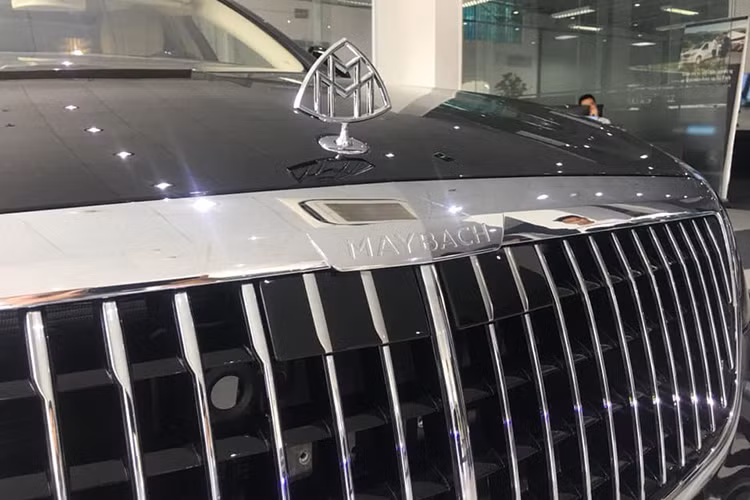 Hãng xe sang đến từ Đức đã sử dụng đến 25 thanh nan dọc mạ crôm để tạo ra cho chiếc xe siêu sang Mercedes-Maybach S650 2019 bộ lưới tản nhiệt được cho lấy cảm hứng từ thương hiệu xe siêu sang Maybach đã bị "khai tử" vào năm 2013. Ngoài ra còn có logo Maybach dập nổi rất cá tính và khác biệt so với những chiếc Mercedes-Maybach S650 đời cũ.
