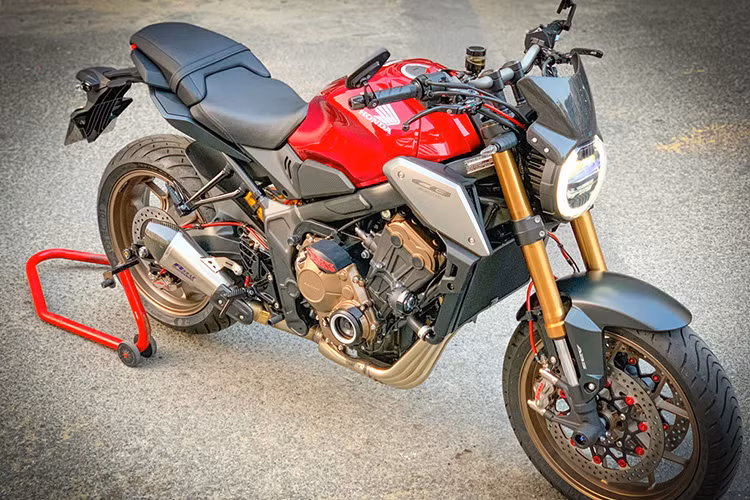 Vừa xuất hiện tại thị trường Việt Nam hồi đầu tháng 3/20919, mẫu xe môtô Honda CB650R đã được chủ nhân mua về và trang bị loạt phụ kiện đắt giá. Hiện tại, chưa xuất hiện nhiều bản độ của mẫu nakedbike này, một phần do số lượng xe còn khan hiếm, một phần do đây là mẫu xe mới, các workshop khá ngại trong việc thi công.