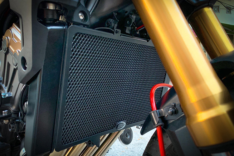 Xe được trang bị bảo vệ két nước của R&amp;G, ốc lốc máy của H2C. Bình ắc-quy nguyên bản cũng được thay bằng bình Antigravity Lithium 8 cell. Ngoài việc cung cấp dòng diện ổn định hơn cho xe, bình ắc-quy của Antigravity còn nhẹ hơn bình nguyên bản, tiết kiệm đáng kể khối lượng cho xe.