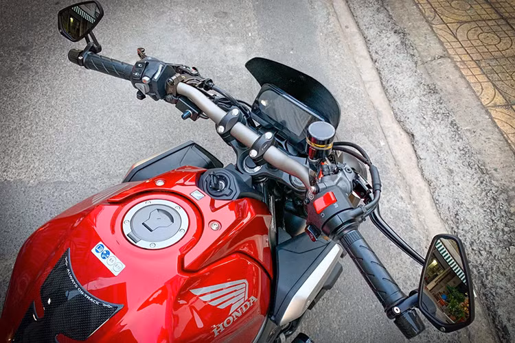 Ở đầu xe, Honda CB650R độ mới này nổi bật bởi chắn gió carbon đến từ thương hiệu H2C và cặp đèn báo rẽ Motogadget Ice. Trong khi đó, ghi-đông xe vẫn được giữ nguyên bản, chỉ thay cặp gù nâng của Rizoma, mang đến tư thế lái cao và thoải mái hơn. 