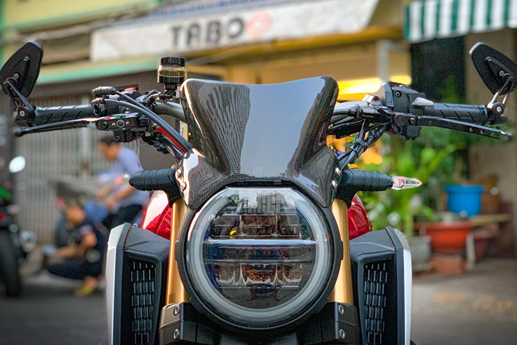 Một workshop tại Sài Gòn vừa cho ra lò bản độ gần như toàn diện của Honda CB650R phiên bản mới với loạt phụ kiện đến từ các thương hiệu danh tiếng như Brembo, Ohlins, Gale Speed hay CRG.