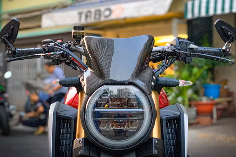 Một workshop tại Sài Gòn vừa cho ra lò bản độ gần như toàn diện của Honda CB650R phiên bản mới với loạt phụ kiện đến từ các thương hiệu danh tiếng như Brembo, Ohlins, Gale Speed hay CRG.