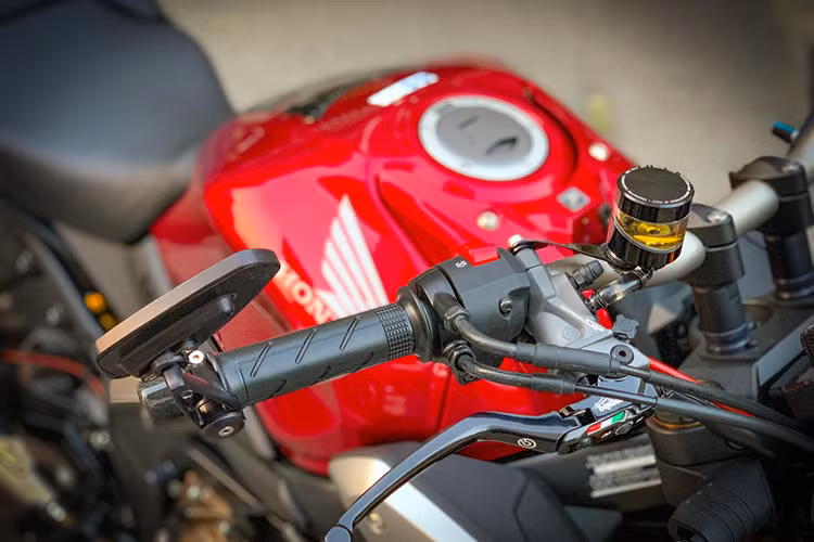 Khu vực tay lái sẽ khiến bạn ''rối mắt'' với cùm phanh Brembo Corsa Corta đời mới, cùm côn CNC Kohken Billet, bình dầu Rizoma Wave Black, cặp kính gù CRG Arrow và công tắc Daytona.