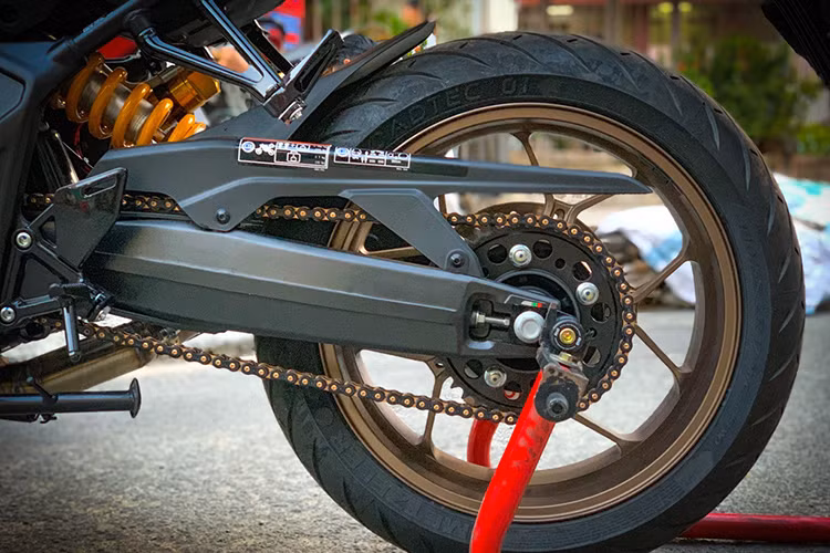 Xe cũng được nâng cấp bộ xích tải với đĩa tải hàng hiệu Driven USA và xích tải EK 3DZ 525. Ngoài việc cho hiệu ứng đẹp mắt hơn xích nguyên bản, bộ xích tải mới còn có thời gian sử dụng lâu hơn.