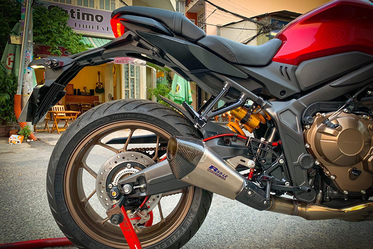 Honda CB650R được trang bị động cơ 4 xy-lanh 649 cc cho công suất 93,8 mã lực tại vòng tua 12.000 vòng/phút và mô-men xoắn tối đa 64 Nm tại vòng tua 8.500 vòng/phút. Để phát huy uy lực của động cơ ''4 máy'' này, chủ xe đã trang bị hệ thống ống xả full system Yoshimura R55 Le Carbon đi kèm bộ cổ titanium.