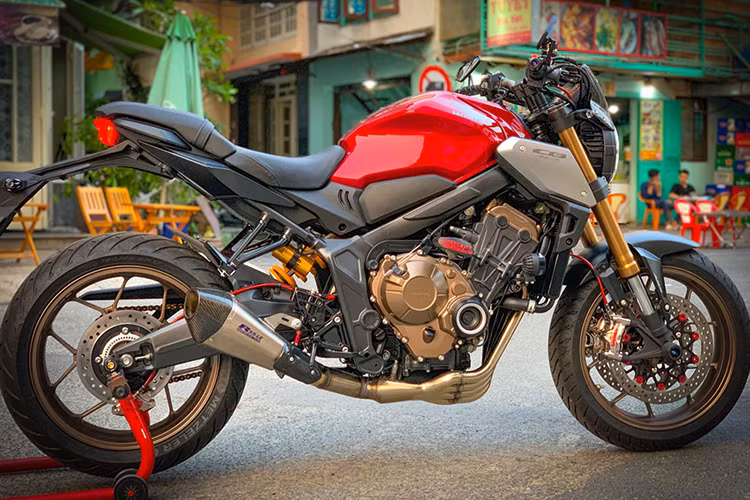 Honda CB650R là phiên bản nâng cấp toàn diện của CB650F. CB650R có thiết kế thừa hưởng từ đàn anh CB1000R cùng khối động cơ 4 xy-lanh đồ sộ. Theo ước tính, loạt phụ kiện trên bản độ này có tổng giá trị hơn 100 triệu đồng. Hiện tại, giá xe Honda CB650R đang được phân phối tại Việt Nam từ 246 triệu đồng.