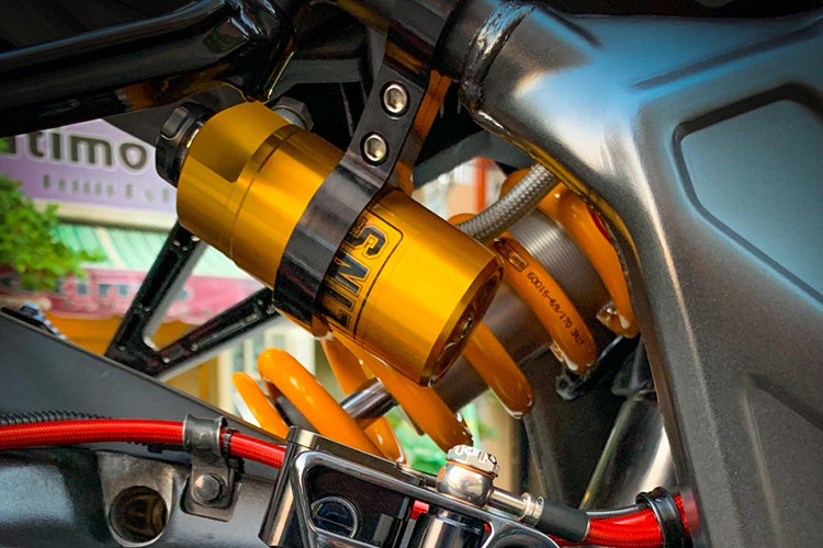 Dàn chân phía sau là được làm mới bởi giảm xóc Ohlins Monoshock, kẹp phanh Brembo Nickel 2 piston. Toàn bộ hệ thống phanh trên xe được kết nối với nhau bởi bộ dây dầu Hel U.K hỗ trợ cho phanh ABS.