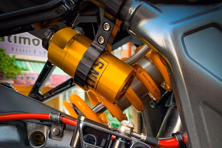 Dàn chân phía sau là được làm mới bởi giảm xóc Ohlins Monoshock, kẹp phanh Brembo Nickel 2 piston. Toàn bộ hệ thống phanh trên xe được kết nối với nhau bởi bộ dây dầu Hel U.K hỗ trợ cho phanh ABS.