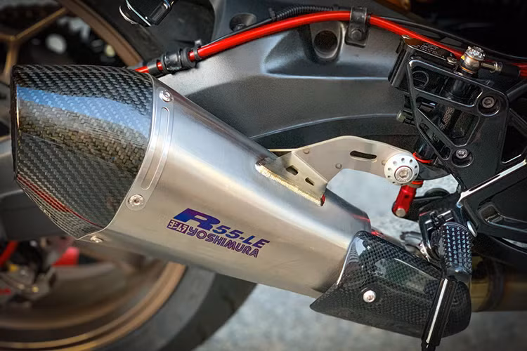 Để thêm nổi bật, phần tem của ống xả được bắn lazer xanh tím lạ mắt. Ống xả này còn đi kèm phần ốp bằng carbon để hạn chế việc bị bỏng cho người ngồi sau. Bên cạnh đó, xe còn được trang bị pen đạp Gale Speed của Nhật Bản.