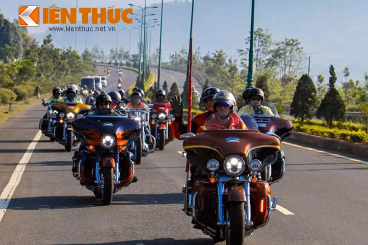 Những chiếc Ultra Classsic dẫn đầu đoàn môtô Harley-Davidson.
